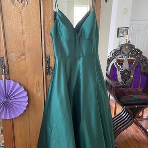 Selling this emerald green maxi dress!
